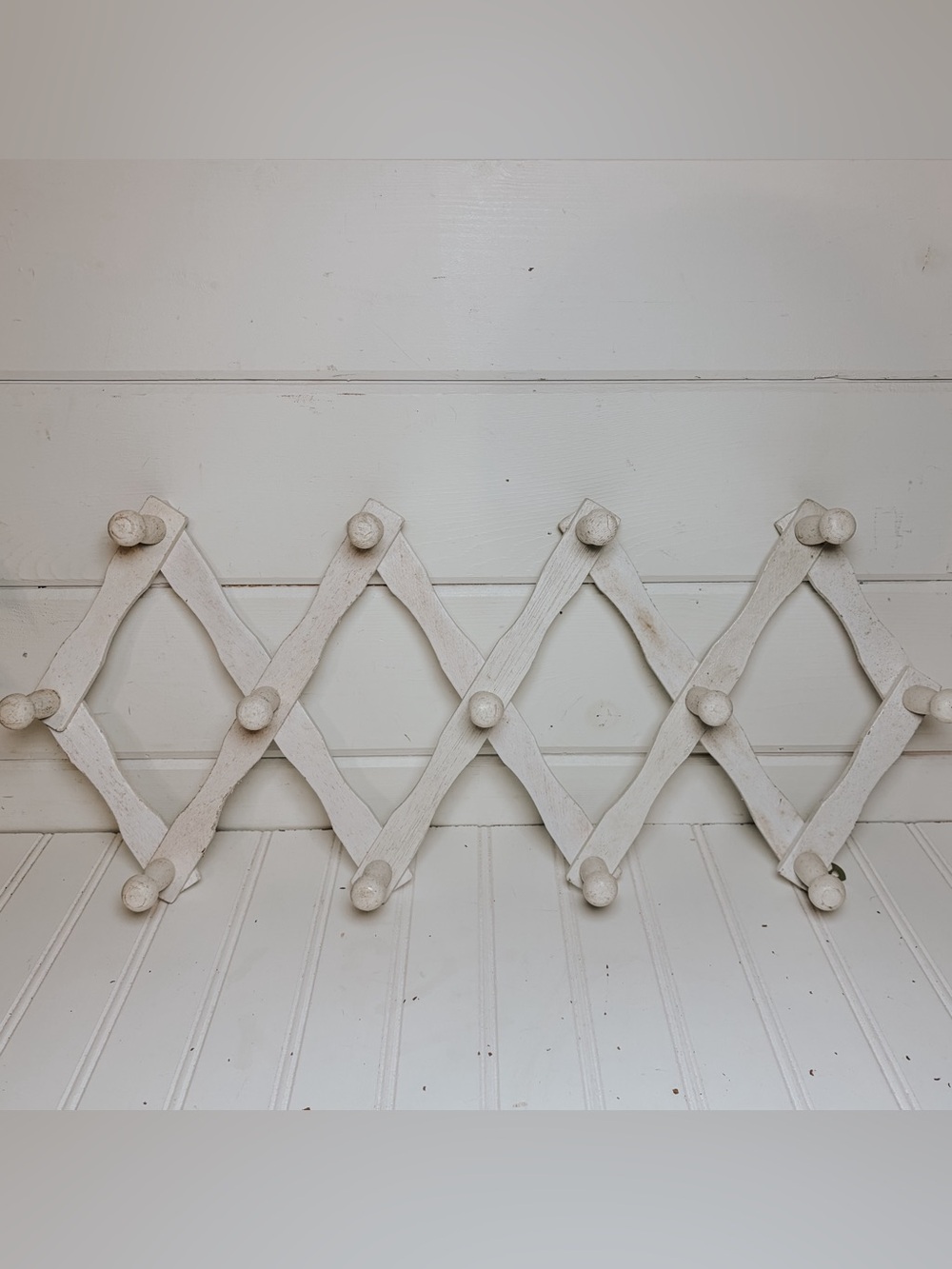 Vintage Wooden Thirteen Peg Hook Accordion Rack | White
